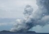 Letusan gunung berapi bawah laut di Tonga pada Jumat dan Sabtu pekan lalu dilaporkan terasa hingga berbagai penjuru dunia. (Foto: AFP/MARY LYN FONUA)