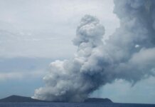 Letusan gunung berapi bawah laut di Tonga pada Jumat dan Sabtu pekan lalu dilaporkan terasa hingga berbagai penjuru dunia. (Foto: AFP/MARY LYN FONUA)