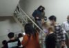Ilustrasi warga hendak keluar gedung lewat tangga darurat saat gempa. (CNN Indonesia/Safir Makki)