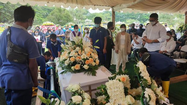 Isak tangis mengiringi prosesi pemakaman putri sulung Nurul Arifin, Maura Magnalia Madyaratri. (Nahda Rizki Utami /detikcom)