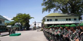 XVI/Pattimura Mayjen TNI Richard Tampubolon memimpin Apel Gelar Kesiapsiagaan pasukan untuk mengantisipasi konflik meluas di Haruku, Maluku Tengah. (CNN Indonesia/Dok. Puspen TNI)
