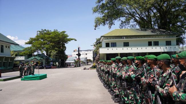 XVI/Pattimura Mayjen TNI Richard Tampubolon memimpin Apel Gelar Kesiapsiagaan pasukan untuk mengantisipasi konflik meluas di Haruku, Maluku Tengah. (CNN Indonesia/Dok. Puspen TNI)
