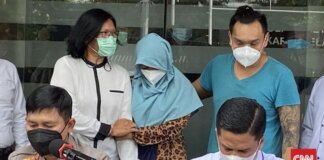 Pedangdut Velline Chu (tengah) dan suaminya BH ditetapkan sebagai tersangka kasus narkoba, Senin (10/1). (Foto: cnnindonesia/patriciadiahayu)