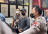 penendang sesajen di kawasan Gunung Semeru di Polda Jatim setelah ditangkap di Bantul, Yogyakarta. (CNN Indonesia/Farid)