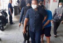 Anak sambung anggota DPRD Pekanbaru (baju biru) saat dibawa polisi dari Kejari Pekanbaru. (Liputan6.com/M Syukur)