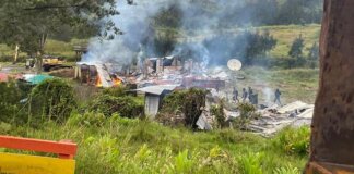 KKB membakar mes karyawan PT MTT dan rumah warga di Distrik Ilaga, Kabupaten Puncak, Papua. (Foto: Humas Polda Papua)