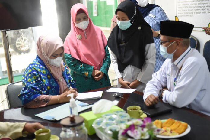 Penyerahan bantuan ini secara langsung diberikan Ketua BKMT Kepri Hj Dewi Kumalasari Ansar Ahmad kepada Badan Amil Zakat Nasional (BAZNAS) Provinsi Kepri,Rabu (2/2).