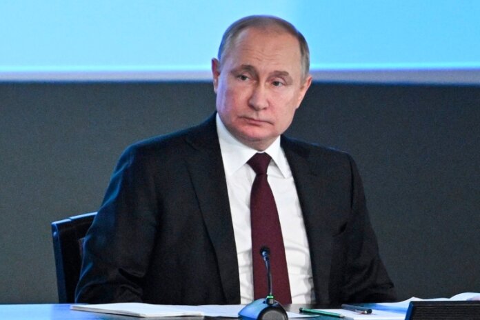 Presiden Rusia Vladimir puting. Lebih dari separuh lembaga keuangan Rusia adalah anggota SWIFT [File: Alexei Nikolsky/AP Photo]