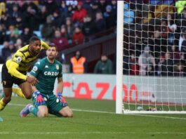 Pemain Watford Emmanuel Dennis mencetak gol ke gawang Aston Villa untuk kemenangan pertama mereka di bawah Roy Hodgson pada lanjutan Liga Inggris di Villa Park, Sabtu (19/2/2022).  