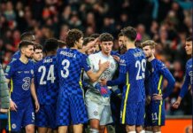 Para pemain Chelsea menghibur Kepa Arrizabalaga usai menjadi satui-satunya penendang yang gagal dalam adu penalti melawan Liverpool pada final Piala Liga/Carabao Cup 2021/22 di Stadion Wembley, London, Minggu (27/2/2022). Liverpool menang 11-10.(Foto: Twitter)