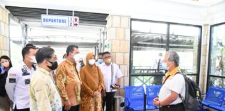 Gubernur Kepri Ansar Ahmad menyambut langsung kedatangan perdana wisatawan dari Singapura di Pelabuhan Nongsapura Kota Batam, Provinsi Kepulauan Riau, Rabu (23/2/2022) sekitar pukul 16.00 WIB.