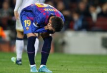 Penyerang Barcelona Ferran Torres menunduk dan menutupi wajahnya setelah membuang peluang bersih yang didapatkannya saat melawan Napoli pada leg I Liga Eropa di Camp Nou, Kamis (17/2/2022). (Livescore)