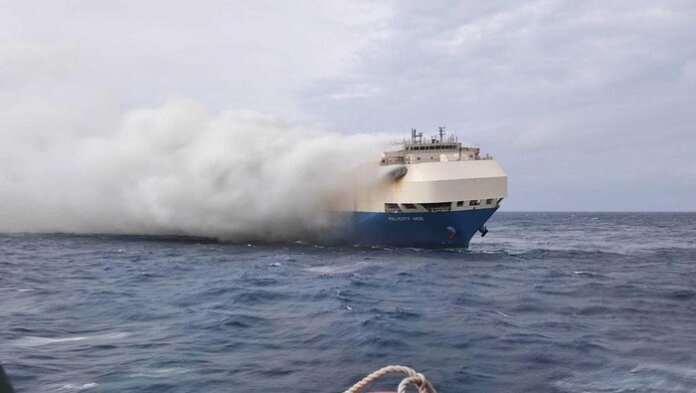 Kapal Felicity Ace pengangkut hampir 4.000 mobil grup VW terbakar di lautan (AP/)