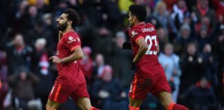 Mohamed Salah merayakan golnya yang ke-150 untuk Liverpool yang dicetaknya ke gawang Norwich City dalam kemenangan 3-1 di Anfield, Sabtu (19/2/2022).