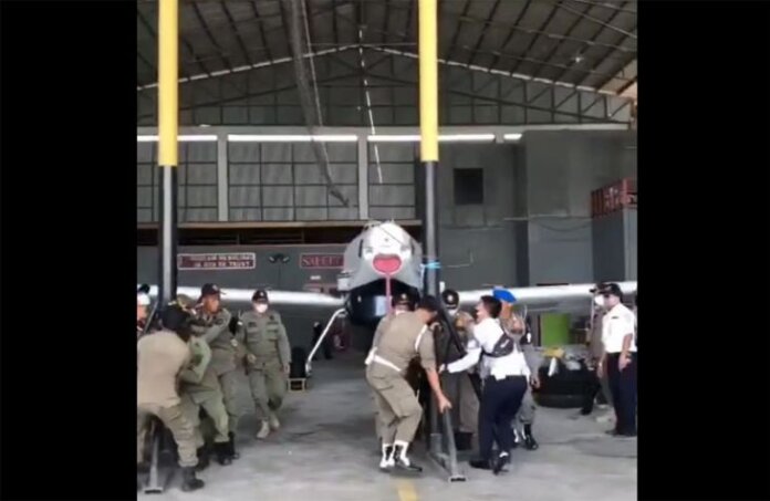 Pesawat Susi Air dikeluarkan paksa dari dalam hanggar Malinau, Kalimantan Utara. Foto/Twitter @susipudjiastuti
