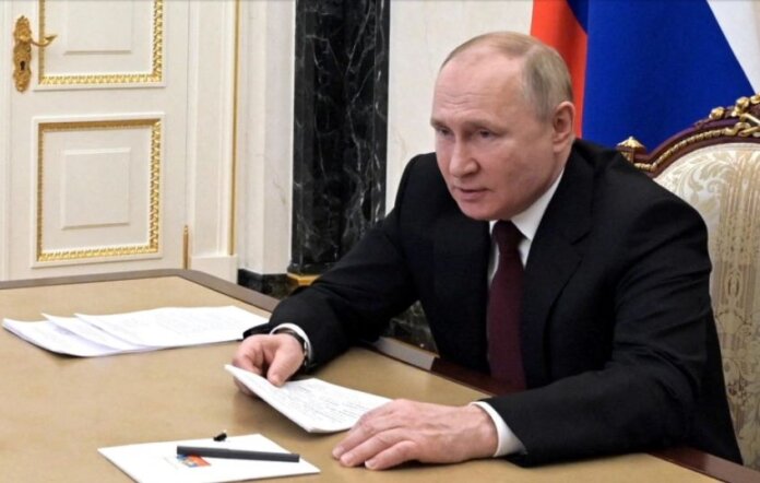 Presiden Rusia Vladimir Putin, Senin (21/2/2022), mengakui kemerdekaan wilayah Ukraina timur, Donetsk dan Luhansk, sebagai daerah merdeka. [Sputnik/Alexey Nikolsky/Kremlin via Reuters]