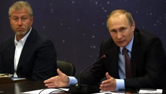 Abramovich dan Putin dalam satu acara pada 2016. (Getty Images)