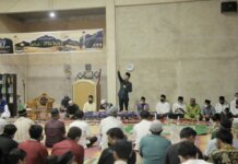 Wakil Wali Kota Batam Amsakar Achmad disambut antusias warga dalam peringatan Isra Mi’raj 1443 Hijriah di Masjid Jabal Rahmah, Perumahan Pesona Bukit Laguna, Kelurahan Tanjung Piayu, Seibeduk, Minggu (27/2) malam