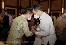 Wali Kota Batam Muhammad Rudi menghadiri pisah sambut Kepala Kejaksaan Tinggi (Kajati) Kepri dari Hari Setiyono kepada Gerry Yasid di Dompak Tanjungpinang, Jumat (11/3) malam.