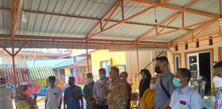 Gubernur Kepri Ansar Ahmad saat meninjau Pelaksanaan Vaksinasi di Masjid Al Kausar Taman Sari Tiban Kota Batam, Sabtu (26/03/2022)