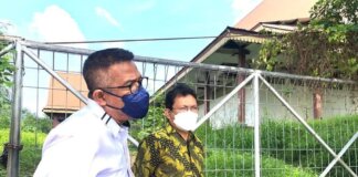 Restu Gunawan, didampingi Kepala Dinas Kebudayaan dan Pariwisata (Disbudpar) Kota Batam, Ardiwinata melihat gedung beringin di Sekupang, Jumat (11/3/2022).