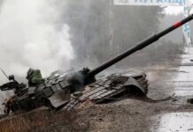 Tank Rusia dihancurkan oleh pasukan Ukraina di Luhansk.(GETTY IMAGES via BBC INDONESIA)