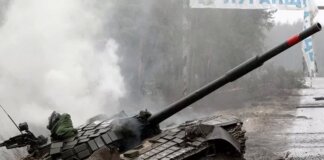 Tank Rusia dihancurkan oleh pasukan Ukraina di Luhansk.(GETTY IMAGES via BBC INDONESIA)