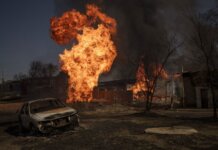 Kobaran api dan asap mengepul menyusul serangan Rusia di Kharkiv, Ukraina, Jumat, 25 Maret 2022. (AP PHOTO/FELIPE DANA)