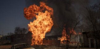 Kobaran api dan asap mengepul menyusul serangan Rusia di Kharkiv, Ukraina, Jumat, 25 Maret 2022. (AP PHOTO/FELIPE DANA)
