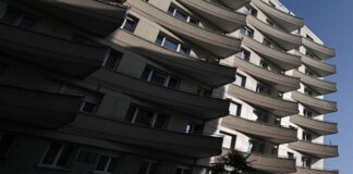 Gedung apartemen di Montreux, Swiss, lokasi bunuh diri empat orang sekeluarga yang lompat dari lantai 7 pada Kamis (24/3/2022). Seorang remaja berusia 15 tahun yang ikut lompat selamat, tetapi kondisinya kritis.(AFP/FABRICE COFFRINI)