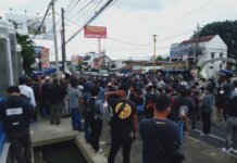 Ratusan masa aksi yang tergabung dalam Aliansi Solidaritas Untuk Wadas (ASUW) kembali menyerukan tuntutan menolak dengan keras proses kegiatan penambangan yang terjadi di Purworejo. (Gaga Sallo)