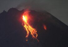 Gunung Merapi kembali erupsi diketahui mengeluarkan 11 kali awan panas guguran dengan jarak luncur 2.000 m mengarah ke tenggara. Serta 2 kali guguran lava pijar ke arah tenggara dengan jarak luncur maksimal 800 meter.