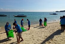 Foto Kegiatan bersih pantai oleh warga pesisir Nongsa Pantai, Sambau