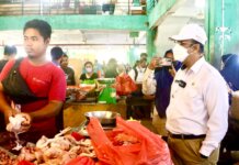 Wakil Bupati Karimun Anwar Hasyim saat meninjau ketersedian bahan pokok di pasar Puan Maimun, Kamis (31/3/2022). Foto Suryakepri.com/Diskominfo Karimun