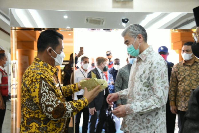 Gubernur Kepulauan Riau H Ansar Ahmad menjemput langsung Duta Besar Amerika Serikat untuk Republik Indonesia Mr Sung Y Kim di VIP Bandara Hang Nadim Batam pada Selasa (29/03/2022)