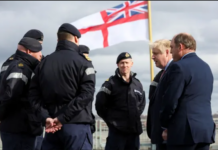 Boris Johnson (kedua kanan) dan menteri pertahanan, Ben Wallace, berbicara dengan anggota awak HMS Dauntless di galangan kapal Cammell Laird di Merseyside. (Foto: Phil Noble/Reuters via Guardian)