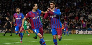 Ferran Torres (kanan) merayakan gol saat Barcelona menang atas Osasuna
