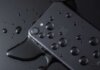 Ilustrasi iPhone 7 terkena cipratan air. [Shutterstock]