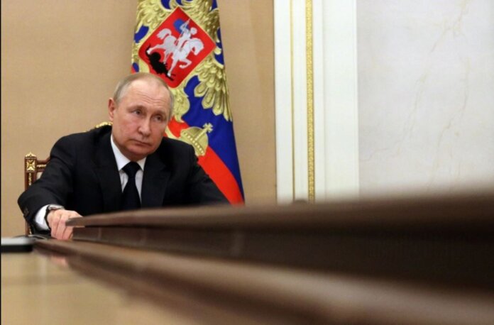 Presiden Rusia Vladimir Putin telah diberi sanksi oleh AS dan Kanada, di antara negara-negara lain, atas invasi Rusia ke Ukraina [Sputnik/Mikhail Klimentyev/Kremlin via Reuters]