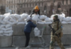 Warga Ukraina memasang penghalang karung pasir di pusat kota Kyiv, ketika seorang ahli mengatakan konvoi Rusia berusaha mengepung ibukota. (Foto: Zurab Kurtsikidze/EPA via Guardian)