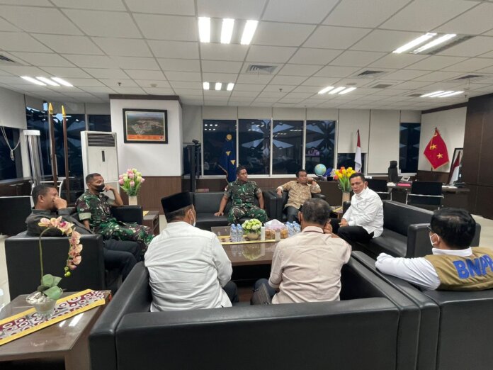 Gubernur Kepri Ansar Ahmad saat kunjungan ke Kantor Badan Nasional Penanggulangan Bencana (BNPB) di Jakarta, Selasa (05/04/2022).