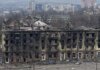 Bangunan yang rusak selama konflik Ukraina-Rusia di kota pelabuhan selatan Mariupol, Ukraina 3 April 2022. REUTERS/Stringer