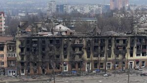 Bangunan yang rusak selama konflik Ukraina-Rusia di kota pelabuhan selatan Mariupol, Ukraina 3 April 2022. REUTERS/Stringer