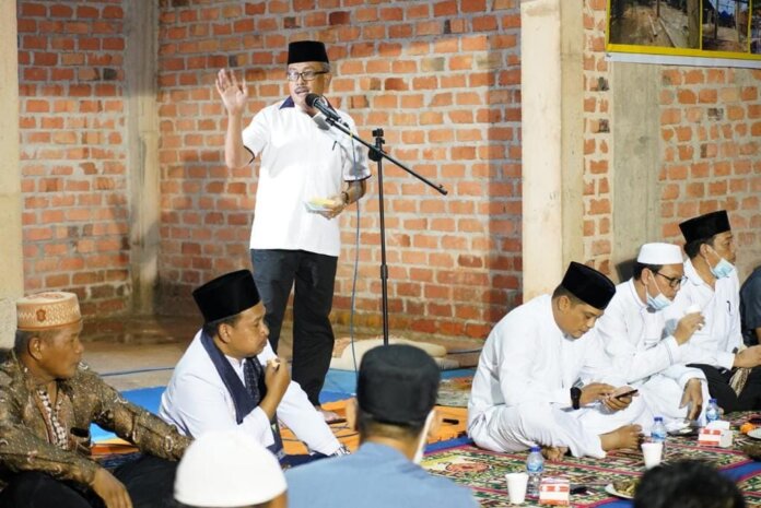 Sekretaris Daerah Kota Batam Jefridi Hamid Shalat Tarawih Bersama di Masjid Bukrota WA Ashila Perum. Pancur Biru Lestari I RT.01 RW.05, Duriangkang, Sei Beduk.