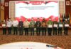 Foto Pemberian Penghargaan diserahkan saat Rapat Koordinasi Pencegahan dan Pemberantasan Korupsi di Provinsi Kepri di Aula Wan Sri Beni, Kantor Gubernur Kepri, Kamis (21/4/2022).