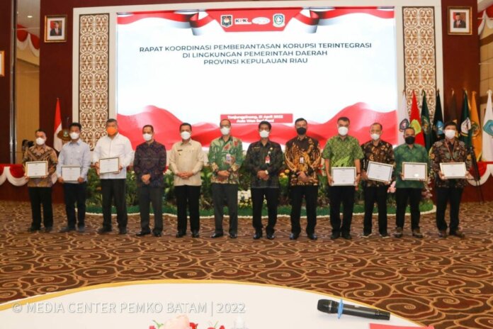 Foto Pemberian Penghargaan diserahkan saat Rapat Koordinasi Pencegahan dan Pemberantasan Korupsi di Provinsi Kepri di Aula Wan Sri Beni, Kantor Gubernur Kepri, Kamis (21/4/2022).