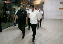 Wali Kota Batam, Muhammad Rudi menyambut langsung kedatangan Menteri Koordinator Bidang Perekonomian, Airlangga Hartarto di Kota Batam.