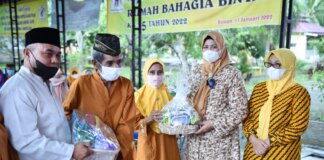 Ketua Lembaga Koordinasi Kesejahteraan Sosial (LKKS) Kepri Hj Dewi Kumalasari Ansar menyerahkan bantuan bagi para lanjut usia