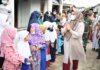 Dewi Kumalasari Ansar bersama Plt Bupati Bintan Roby Kurniawan safari Ramadhan di Masjid Al-hijrah Desa Mantang Besar, Kecamatan Mantang, Bintan, Selasa (5/04/2022).