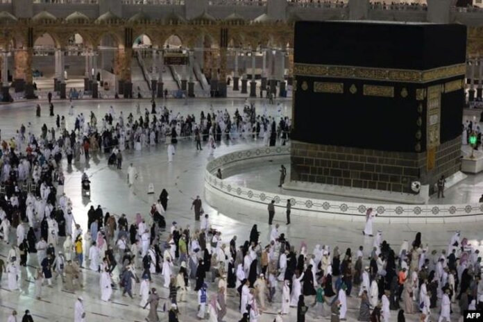 Jemaah mengelilingi Kakbah di Masjidil Haram di kota suci Mekkah, Saudi, pada hari pertama hari raya Idul Adha yang dirayakan oleh umat Islam di seluruh dunia, pada 20 Juli 2021.(AFP via VOA INDONESIA)